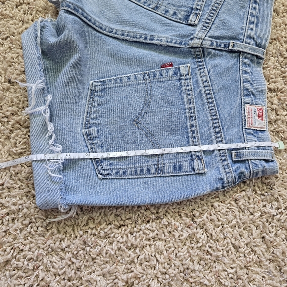 Vintage Levi's 519 Women's Light Wash Blue Denim Cutoff Shorts - Picture 12 of 14
